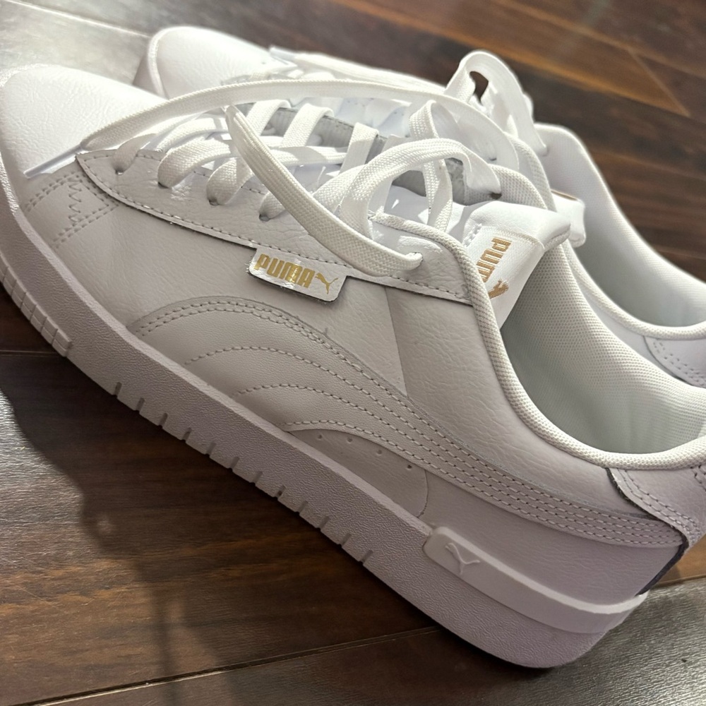 PUMA White Leather Sneakers Shoes Women’s Size 11 Gold Logo Casual Low Top - Picture 2 of 9